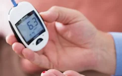 糖尿病肾病的症状是什么？糖尿病肾病患者血压高吗？