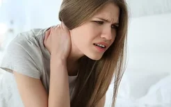 喉咙痛是颈椎病的原因吗？颈椎病的这5大征兆你知道吗